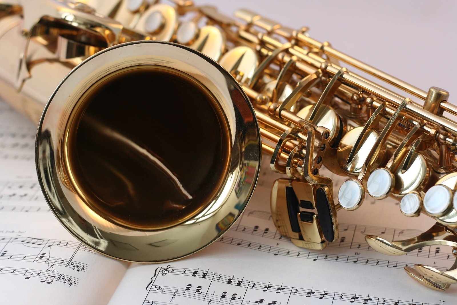 music reflection instrument musical instrument saxophone gold 770125 pxhere.com min 3